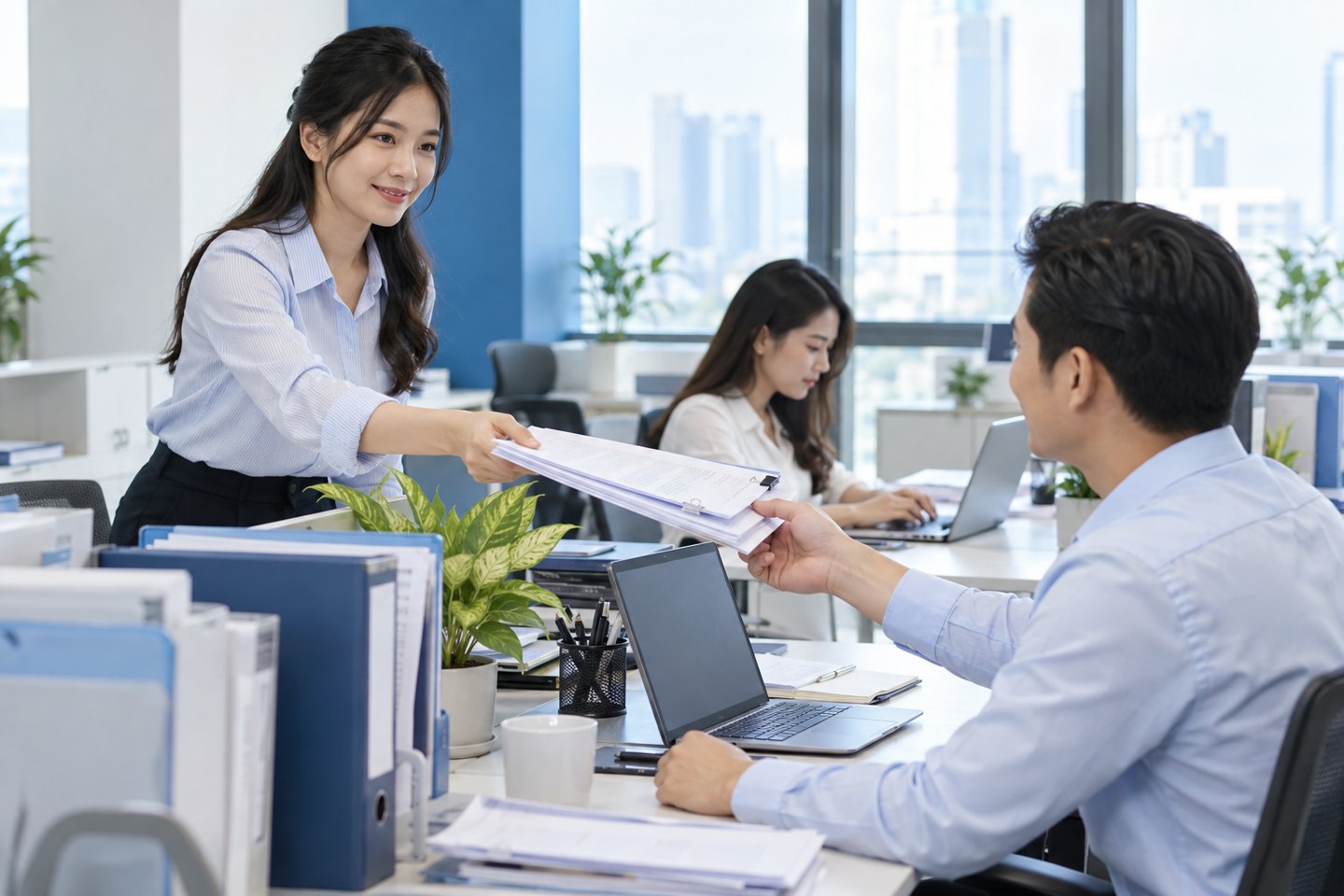 Nhân viên bàn giao và phê duyệt hồ sơ giữa bộ phận