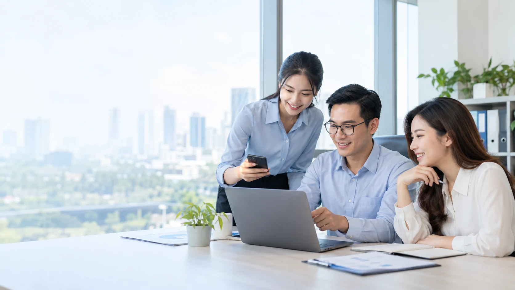 Đội ngũ nhân sự phối hợp trên máy tính và điện thoại